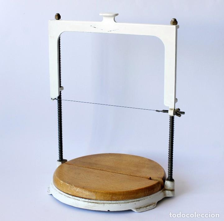 Vintage: Antiguo cortador de queso roquefort marca La Roquefortaise, Made in France. De metal y madera.