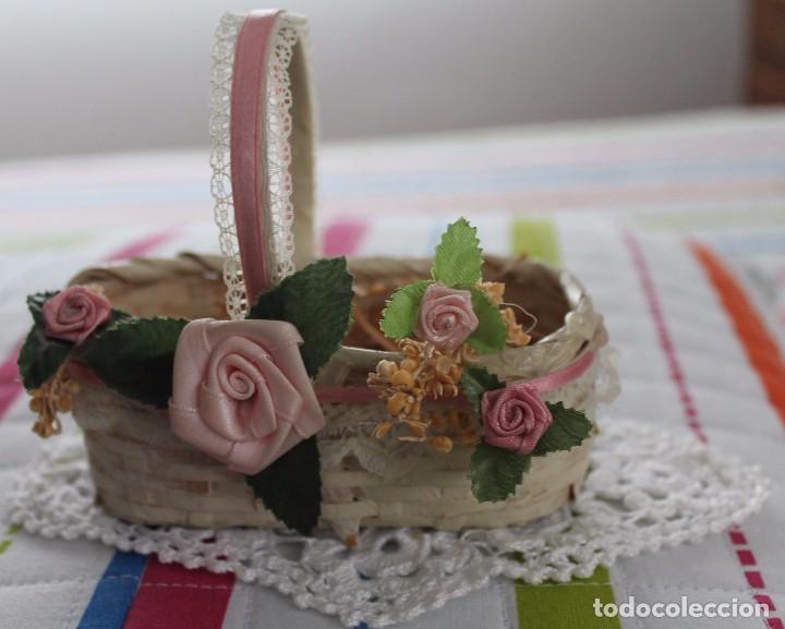 Vintage: CESTITA DE MIMBRE DECORADA-A&ntilde;os 70