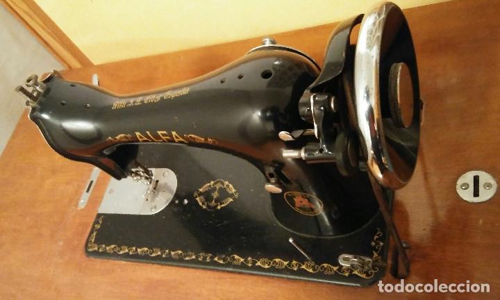 Máquina de coser Alfa antigua Mesa de trabajo Tapa de madera de cedro  vintage -  España