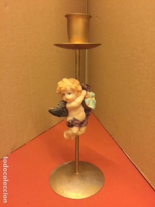 Vintage: Precioso candelabro de metal con &aacute;ngel alado de resina , mide aprox 20cms de alto
