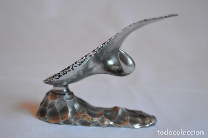 Vintage: Preciosa figura de ave en vuelo. Pewter. Fabricado en Espa&ntilde;a. romanjuguetesymas.