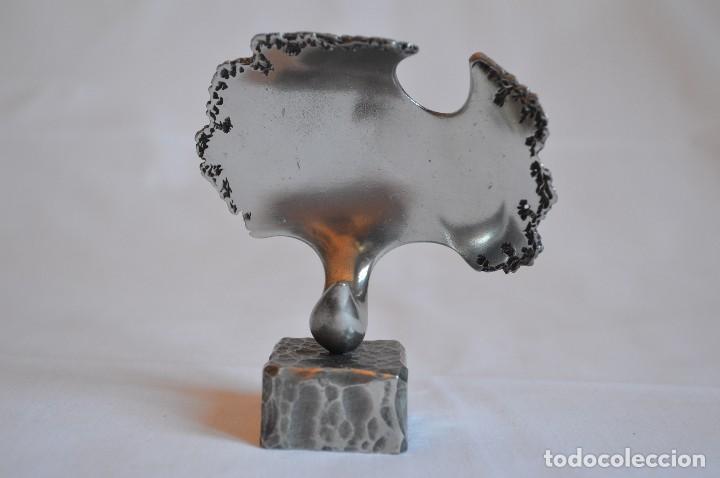 Vintage: Preciosa figura de ave con plumaje desplegado. Pewter. Fabricado en Espa&ntilde;a. romanjuguetesymas.