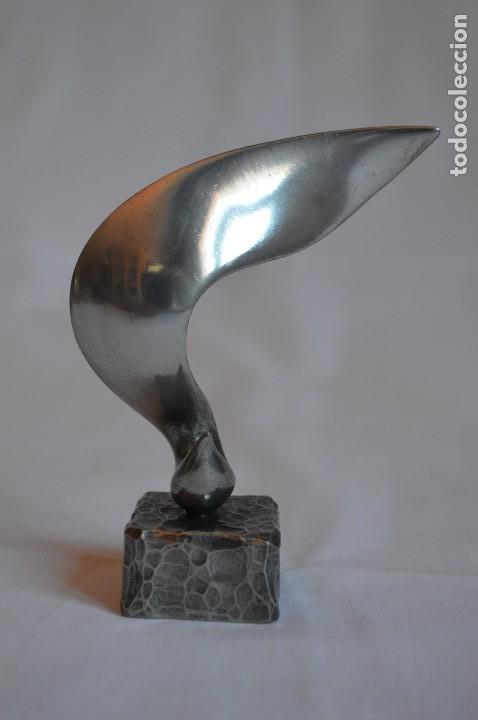 Vintage: Preciosa figura de ave con plumaje desplegado. Pewter. Fabricado en Espa&ntilde;a. romanjuguetesymas.