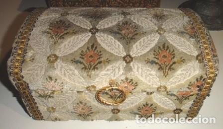 Peque&ntilde;o cofre de madera forrado