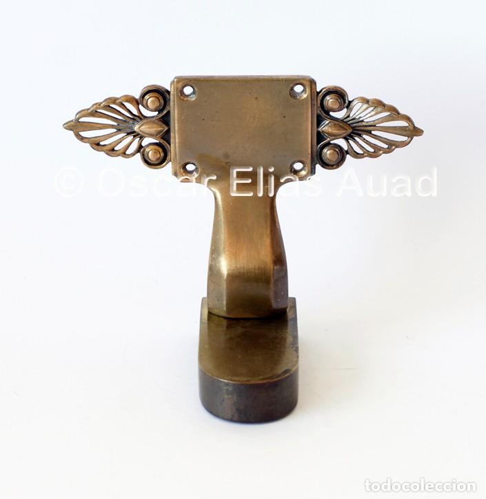 Vintage: Antiguo abrebotellas para pared o barra de bar. De bronce o lat&oacute;n. Mide 17 x 12,5 x 9 cm. Macizo