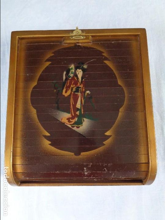 Vintage: ANTIGUA Y BONITA CAJA JOYERO DE PERSIANA LACADA CON MOTIVOS JAPONESES EN MADERA Y CON ESPEJO