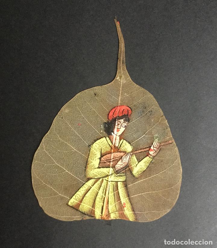Vintage: HOJA INDIA PINTADA, A&Ntilde;OS 70 M&Uacute;SICO TOCANDO