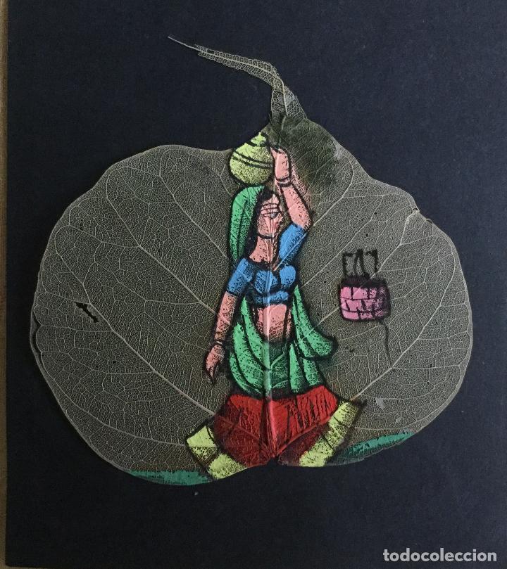Vintage: HOJA PINTADA A MANO DE INDIA CON MUJER QUE VA AL POZO A&Ntilde;OS 70