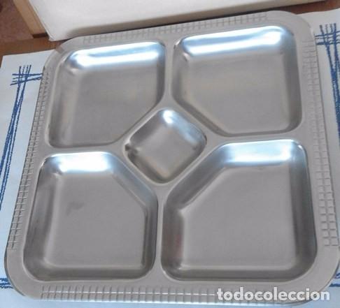 Vintage: BANDEJA APERITIVO ENTREMES - CUADRADA METALICA PLATEADA - INOX -CINCO DEPARTAMENTOS - 28 cm x 28 cm.