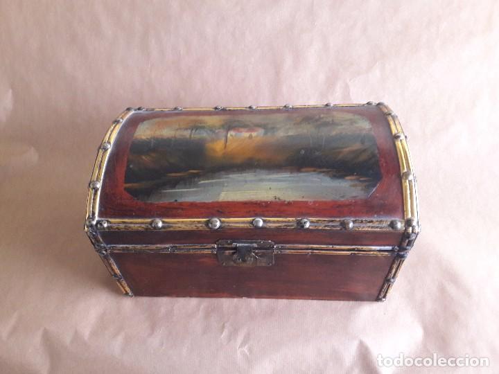 Vintage: CAJA / JOYERO DE MADERA DECORADA AL &Oacute;LEO - Foto 1