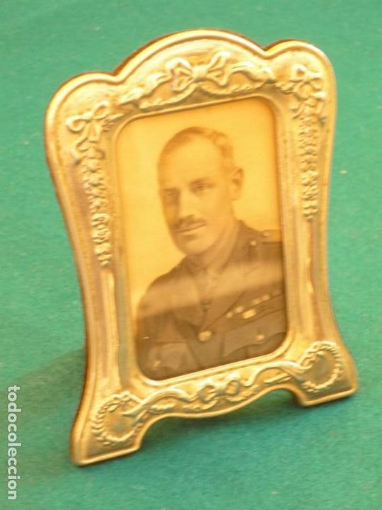 Vintage: PORTA FOTOS CON FOTO DE MILITAR INGLES SEGUNDA GURRA MUNDIAL. PLATA? 11X7,5CM