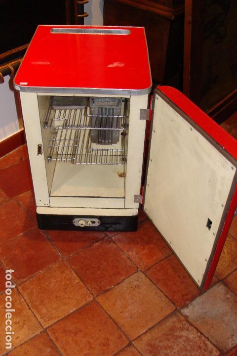 Vintage: Nevera vintage lacada en rojo - Coca Cola - Foto 2