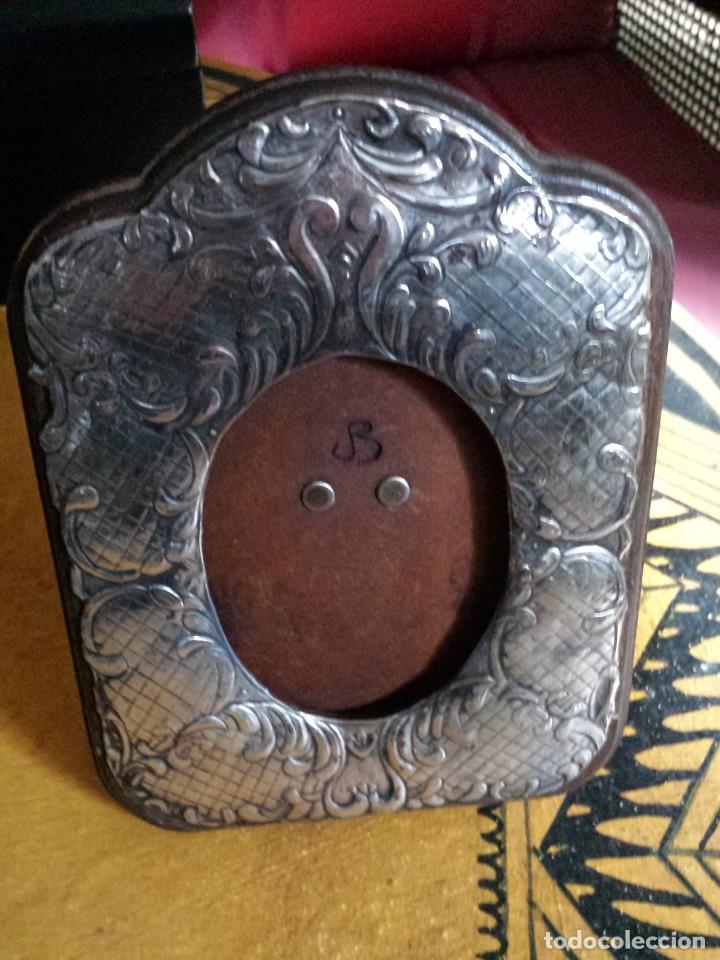 Vintage: porta retratos en madera y repujado en plata - Foto 1