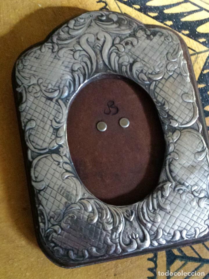 Vintage: porta retratos en madera y repujado en plata - Foto 2