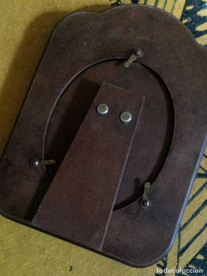 Vintage: porta retratos en madera y repujado en plata - Foto 3