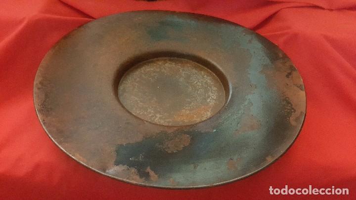 Vintage: Plato o centro de mesa en metal oxidado. Ideal como decoraci&oacute;n.