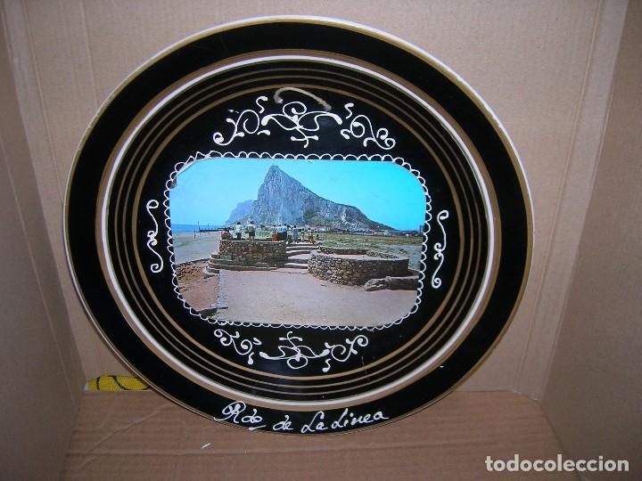 Vintage: 2 Platos decorativos con postal. Recuerdo de La L&iacute;nea. A&ntilde;os 60/70. Miden 25 cm., para colgar pared