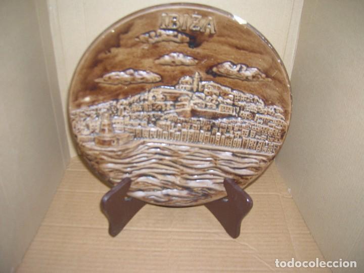 Vintage: Plato recuerdo de Ibiza. A&ntilde;os 60/70. En relieve. Mide 23 cm.. Con soporte de madera.