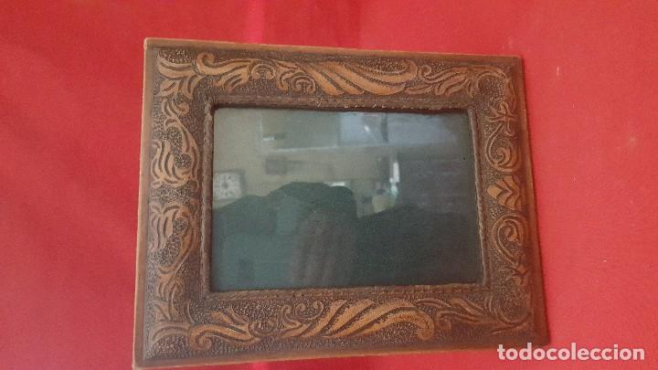 Vintage: ML Marco en madera con cinta de cuero, en buen estado.