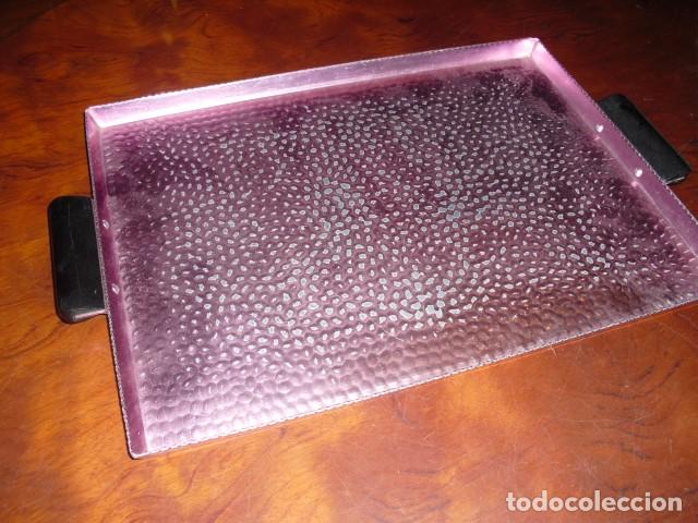 Vintage: CHULISIMA BANDEJA ALUMINIO TINTADO,DESGASTE TOLERABLE,41X31+ ASAS BAKELITA
