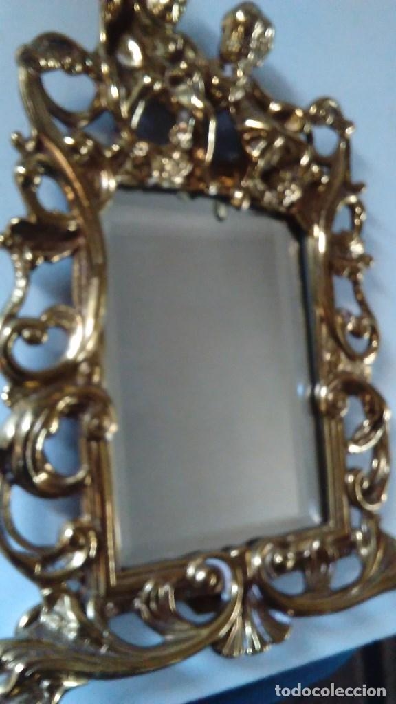 Vintage: Espejo de bronce con cristal biselado y adornos tipo rococo. Numerado