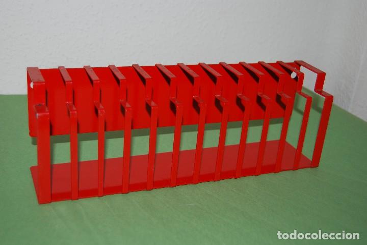 Vintage: ORIGINAL PORTA CASETTES DE METAL - PARA POSAR O COLGAR - BALDA PARA CINTAS - A&Ntilde;OS 70