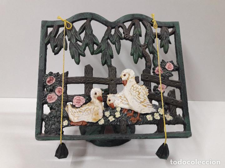 Vintage: ATRIL METALICO DECORADO - Foto 1