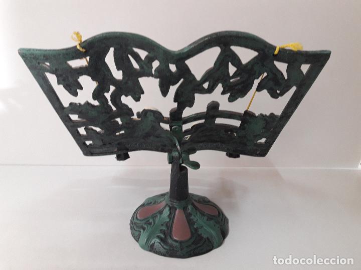 Vintage: ATRIL METALICO DECORADO - Foto 3