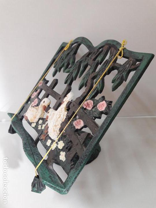 Vintage: ATRIL METALICO DECORADO - Foto 6