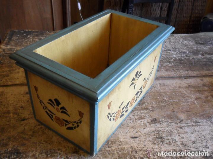 Vintage: MACETERO DE MADERA DECORADO CON FLORES - Foto 2