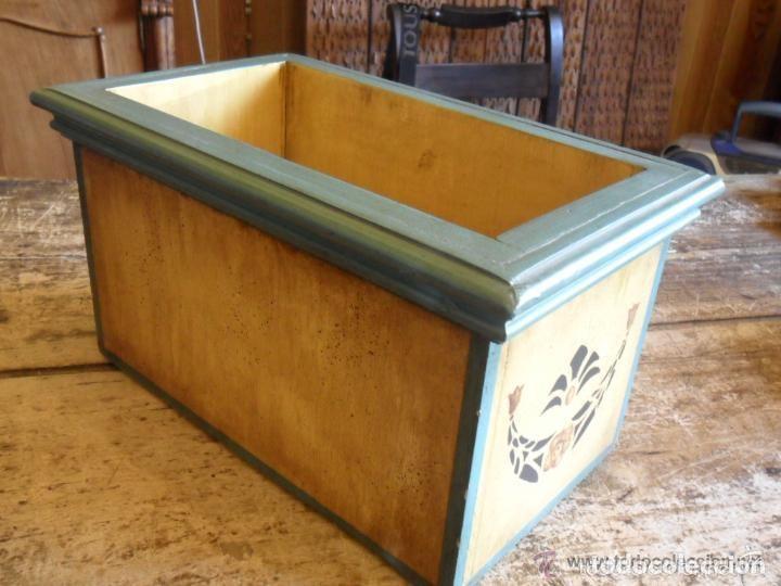 Vintage: MACETERO DE MADERA DECORADO CON FLORES - Foto 3