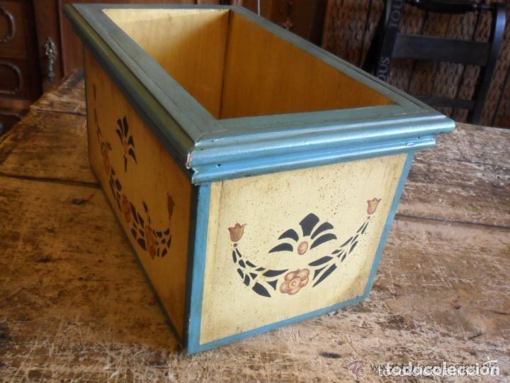 Vintage: MACETERO DE MADERA DECORADO CON FLORES - Foto 4