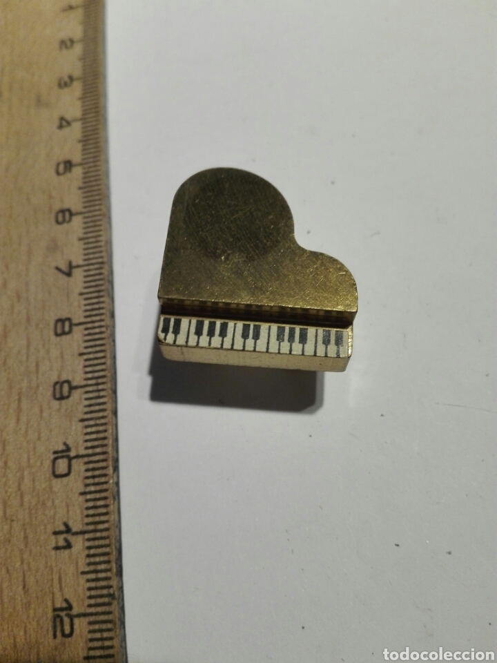 Vintage: Miniatura de lat&oacute;n. Piano - Foto 1