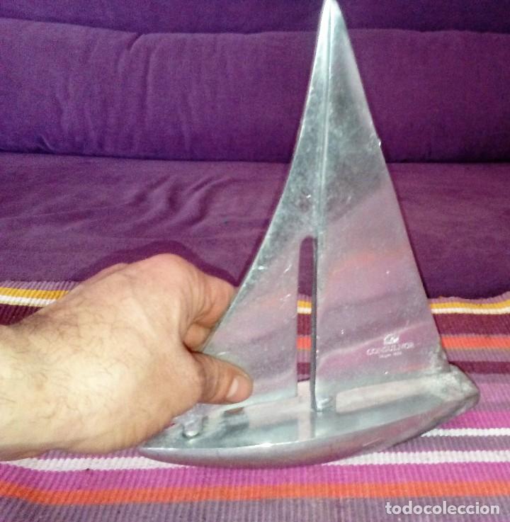 Vintage: CATAMARAN EN METAL   CONSULNOR   24 CMS ALTURA   20X4,5 CMS