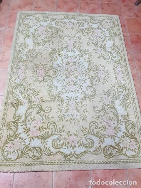 Vintage: Alfombra en lana en verde claro con adornos en rosa.