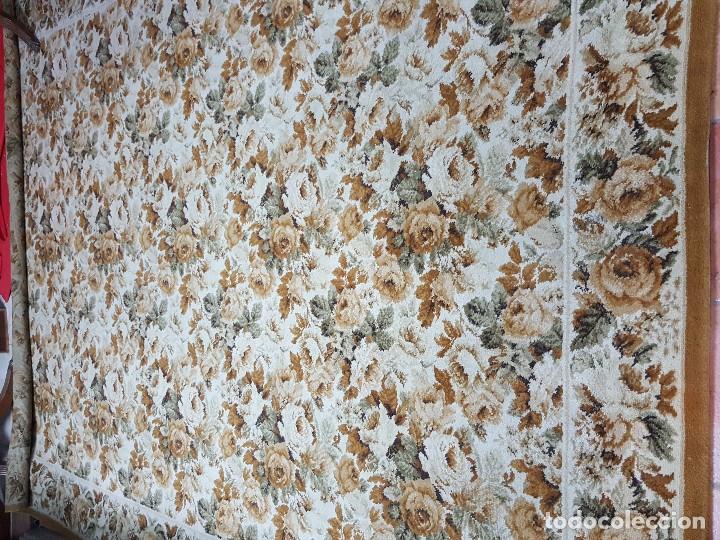 Vintage: Magnifica alfombra de lana en tonos marrones con dibujo de rosas.