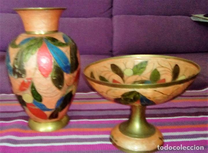 Vintage: PRECIOSO JUEGO DE JARR&Oacute;N Y CENTRO EN METAL ESMALTADO CON MOTIVOS FLORALES 1,685 KG