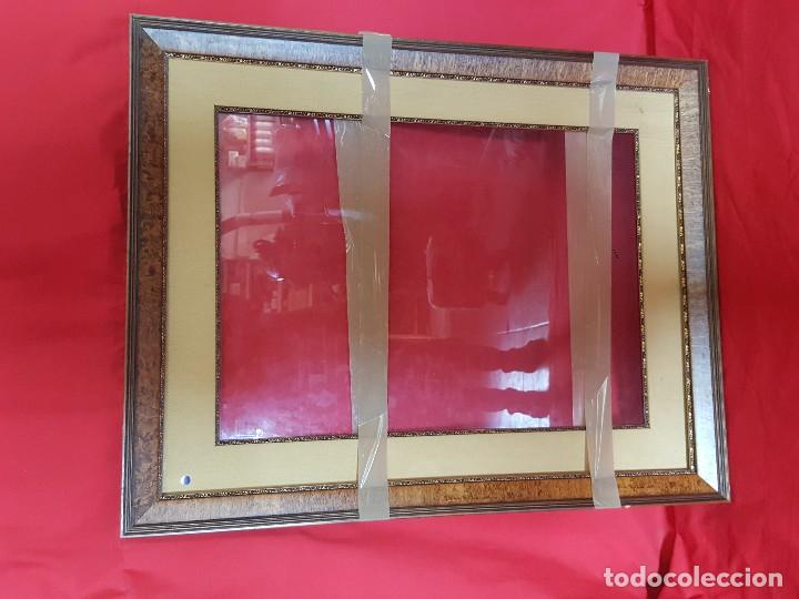 Vintage: Marco en madera de ra&iacute;z con paspart&uacute; en seda, en buen estado. Tiene cristal. Medidas exteriores: 81