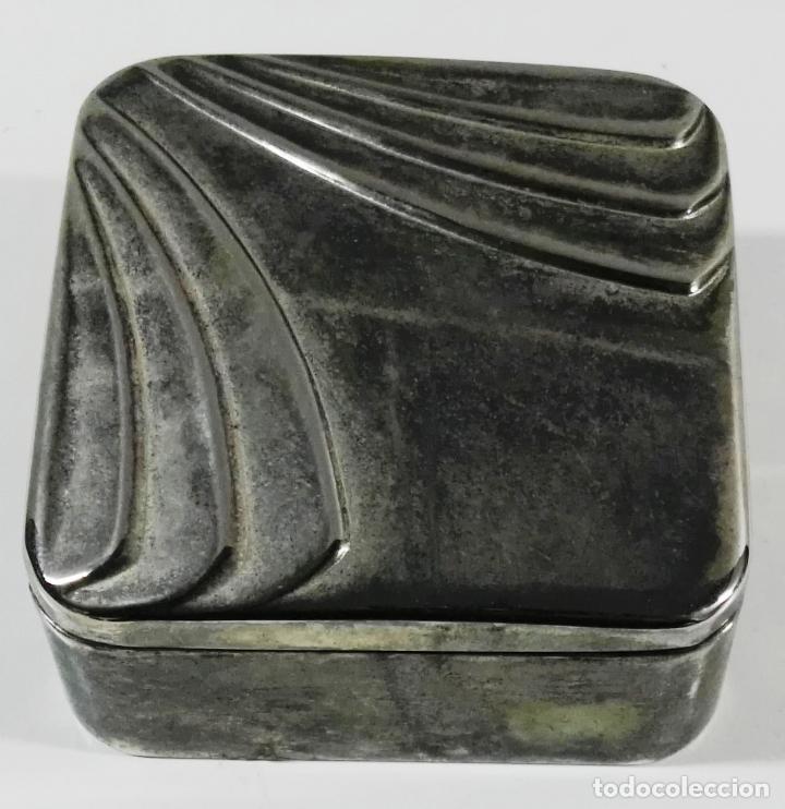 Vintage: Caja met&aacute;lica. Forrada con tela blanca. Mediados del siglo XX o anterior