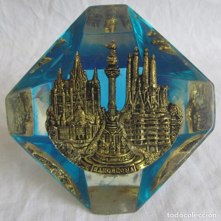 Vintage: Recuerdo de Barcelona. Sagrada Familia. Metal en pl&aacute;stico inyectado