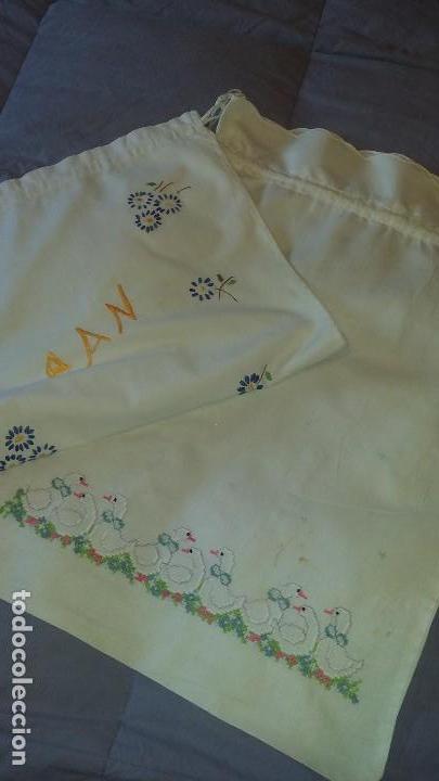 Vintage: Dos antiguas bolsas de pan bordadas - Foto 1