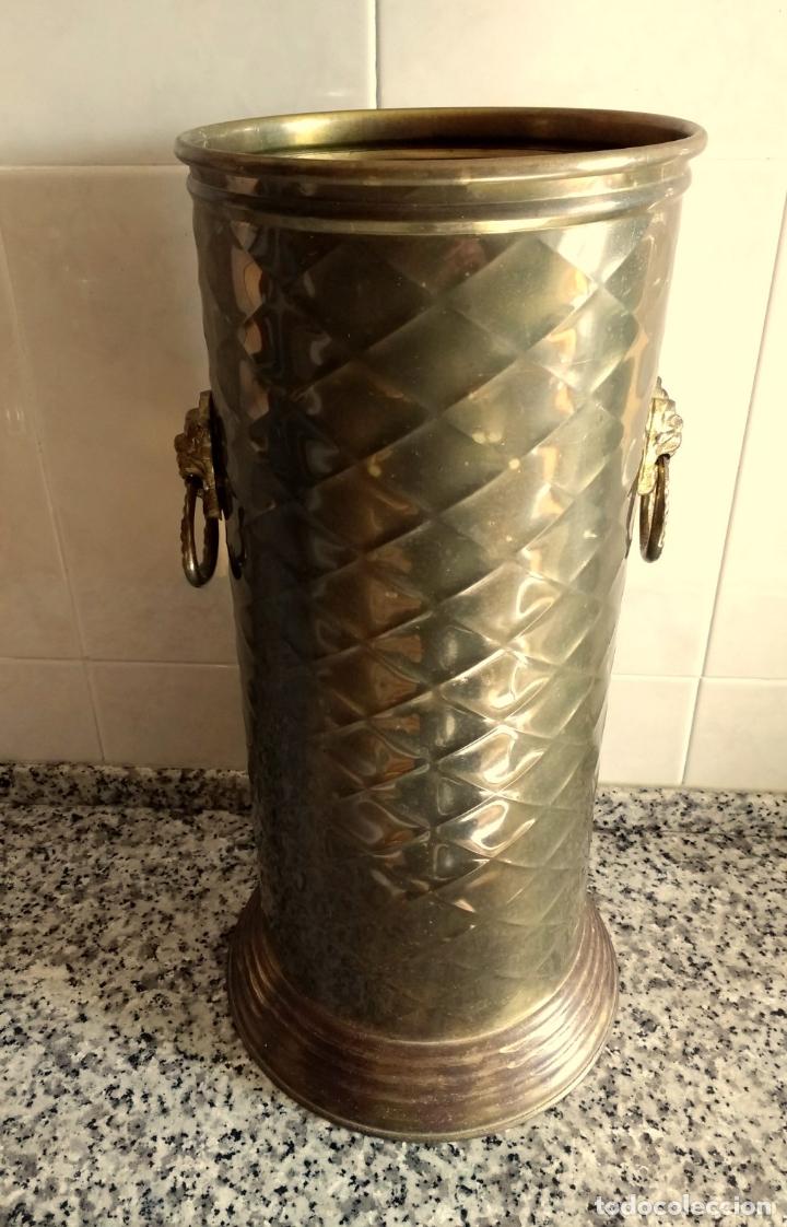 Vintage: Parag&uuml;ero Bastonero de Lat&oacute;n.Con Dos Figuras de Cabeza de Le&oacute;n.