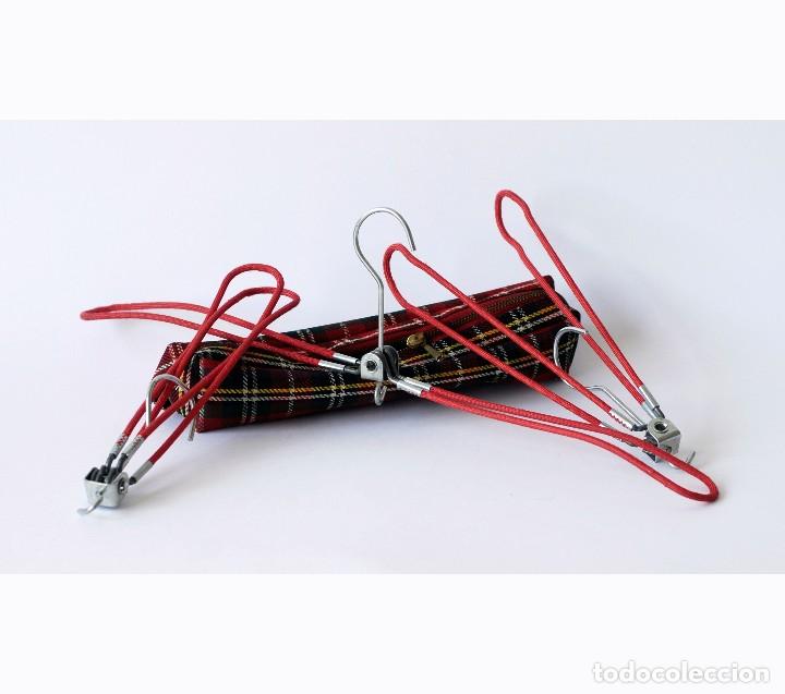 Vintage: Tres antiguas perchas plegables en su funda original. De metal recubierto de hilo. Miden 39 cm