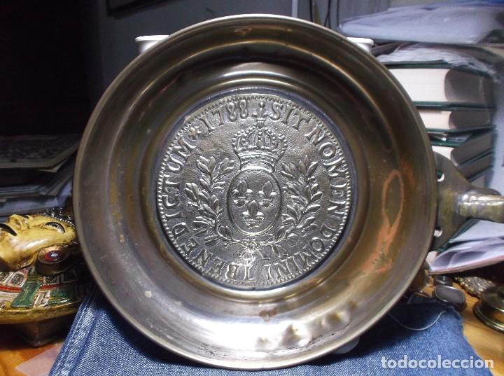 Vintage: CENICERO CON GRAN MONEDA EN EL CENTRO - METAL