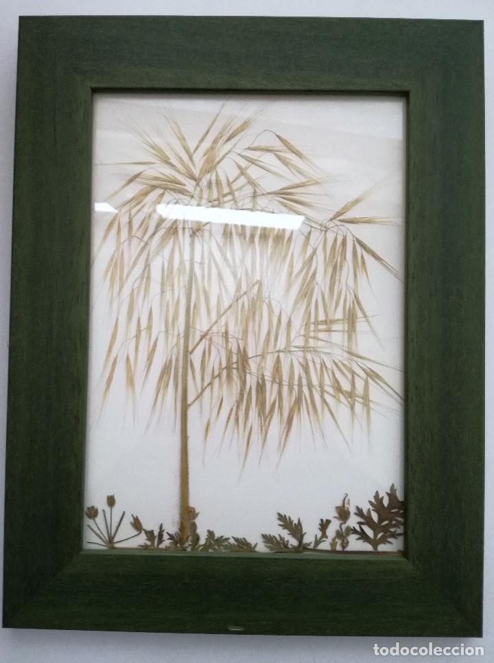 Vintage: Arte en flores secas en este cuadro enmarcado en verde de 24X32 cm