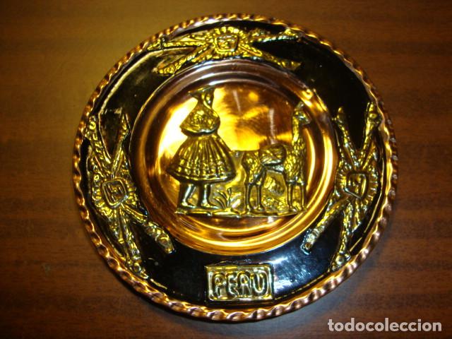 Vintage: Per&uacute;. Plato peruano de cobre con incrustaciones de lat&oacute;n.