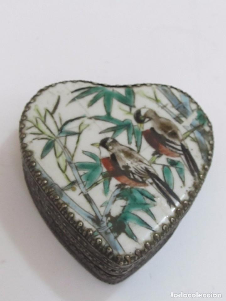 Vintage: CAJITA ANTIGUA DE METAL Y PORCELANA