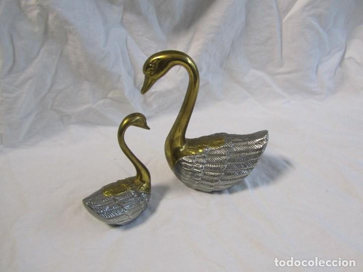 Vintage: Pareja de cisnes en bronce y alpaca - Foto 2