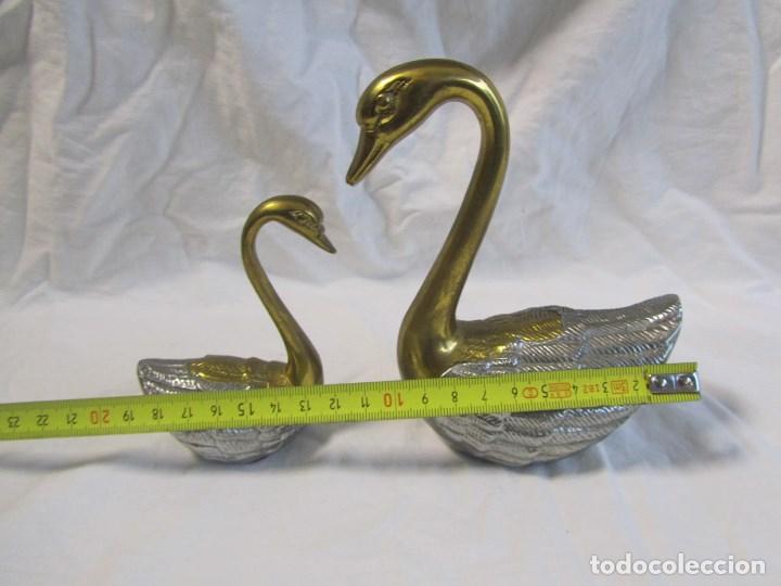 Vintage: Pareja de cisnes en bronce y alpaca - Foto 5