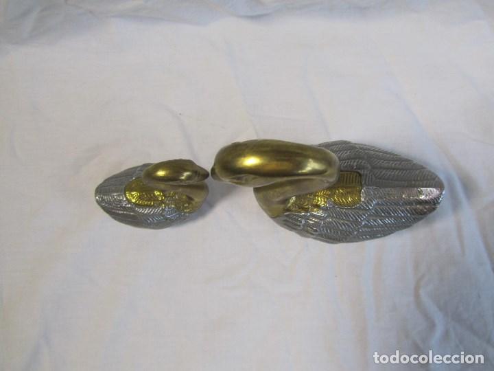 Vintage: Pareja de cisnes en bronce y alpaca - Foto 6